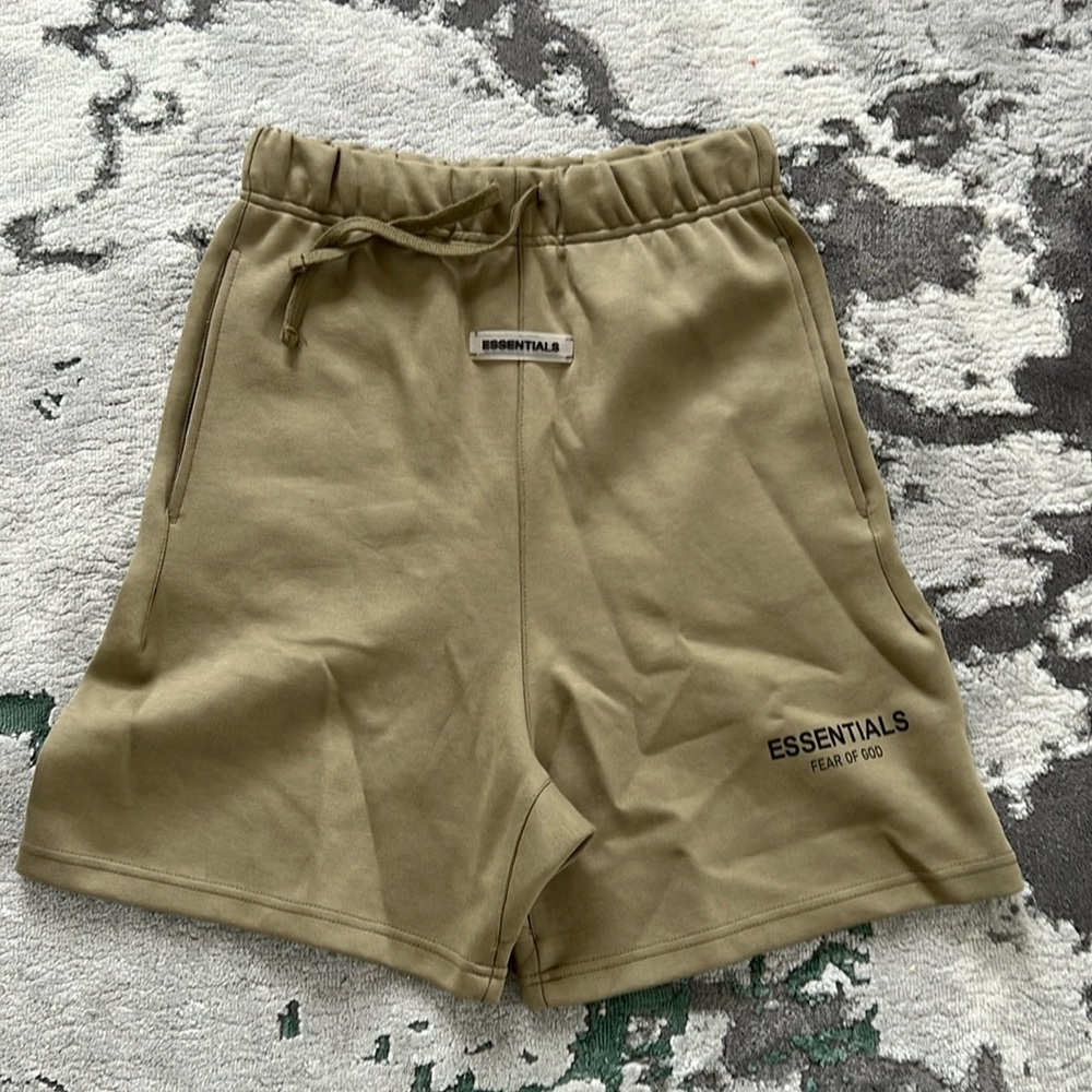 Essentials medium size short